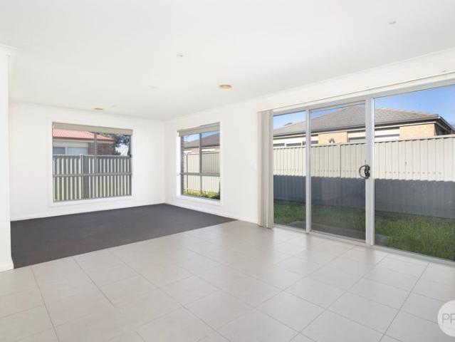 MODERN FAMILY LIVING IN MITCHELL PARK