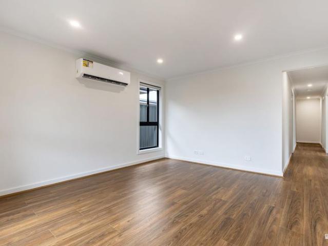 Modern Family Living in Munno Para Downs
