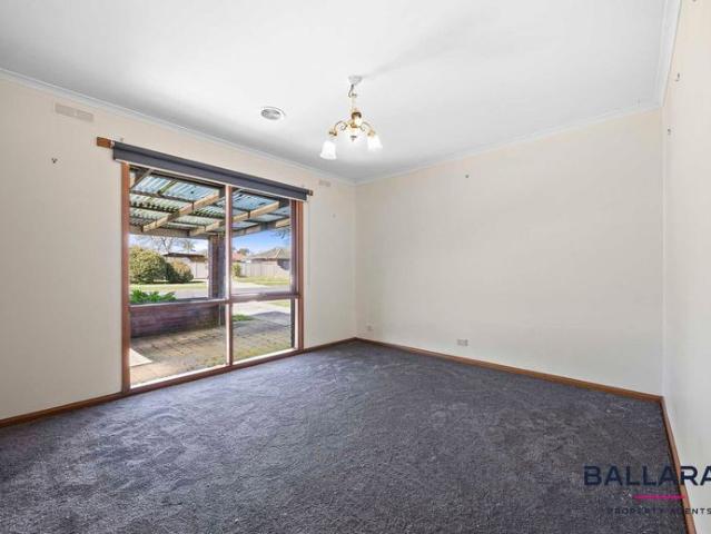 Modern Family Living in Popular Delacombe
