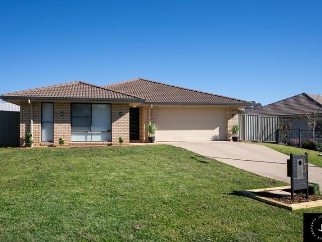 MODERN FAMILY LIVING IN POPULAR ESTATE
