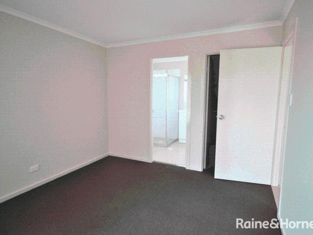 Modern Family Living in Popular Worrigee Location