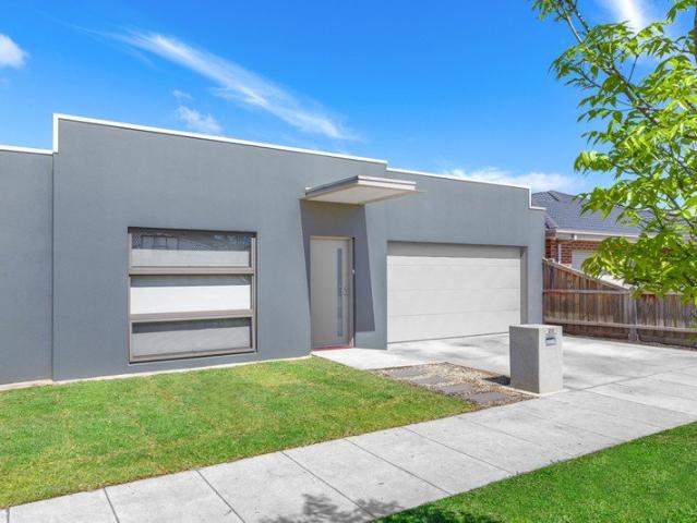 Modern Family Living in Prestigious Insignia Estate