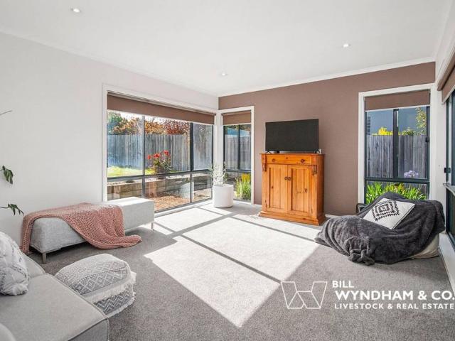 MODERN FAMILY LIVING IN PRIME EASTWOOD LOCATION