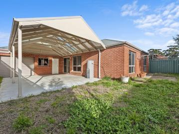 Modern Family Living in Prime Lake Gardens Location