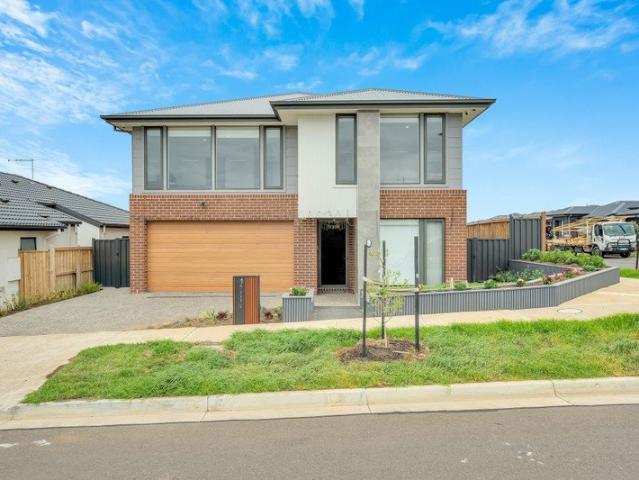 Modern Family Living in Prime Mambourin Location