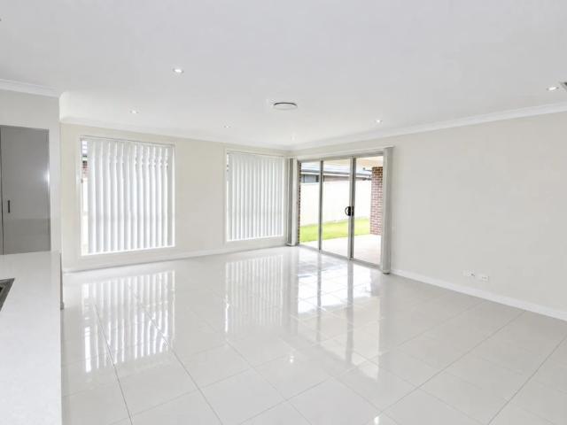 Modern Family Living in Quiet Elderslie Location