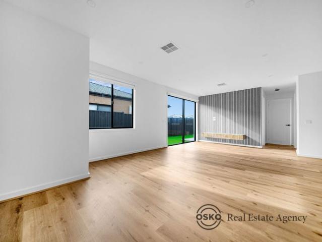 ✨ MODERN FAMILY LIVING IN ROCKBANK HIGHLY UPGRADED, SPACIOUS & MOVE‑IN READY! ✨
