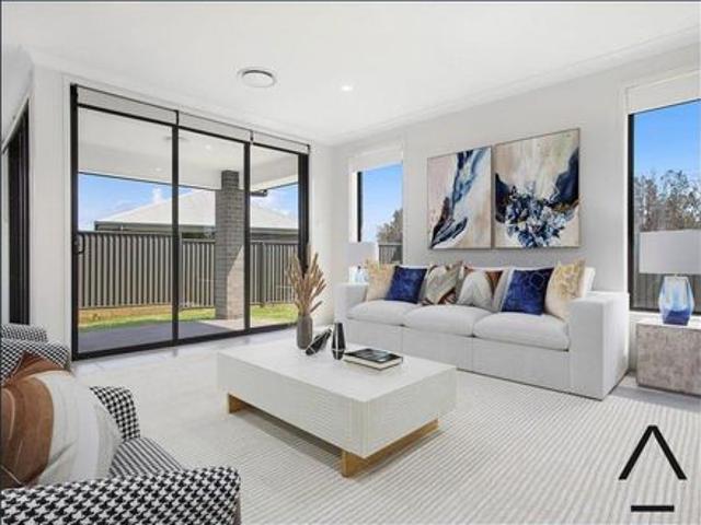 Modern Family Living in Sought After Ascot Grove Estate