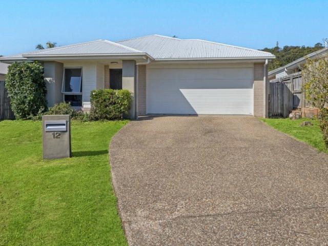 MODERN FAMILY LIVING IN SOUGHT AFTER PARKLAKES ESTATE