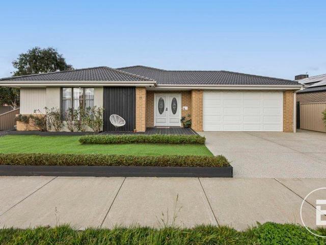 Modern Family Living in Sought After Yorkdale Estate