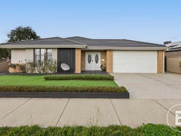 Modern Family Living in Sought After Yorkdale Estate