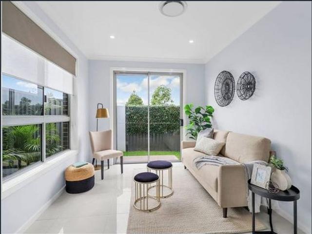 Modern Family Living, Just Minutes walk from Schofields Station
