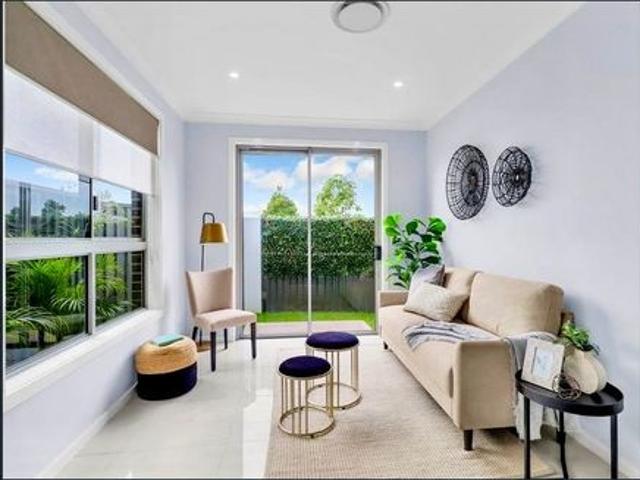 Modern Family Living, Just Minutes walk from Schofields Station