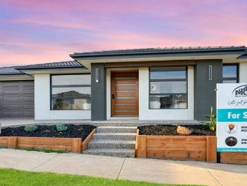 Modern Family Living on 448m² 27 Squares of Fully Upgraded Luxury