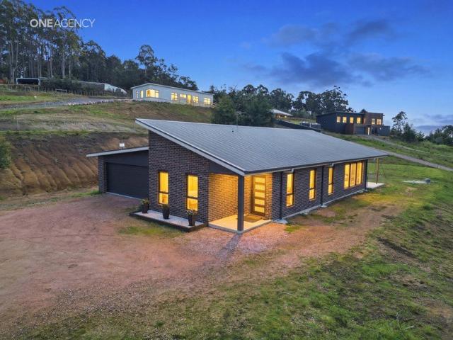 Modern Family Living on 6,110m² of Peaceful Lifestyle Land!
