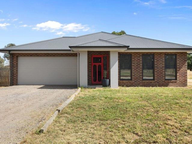 Modern Family Living on 2 Acres, Winton VIC
