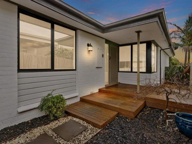MODERN FAMILY LIVING ON A GENEROUS MORNINGTON ALLOTMENT