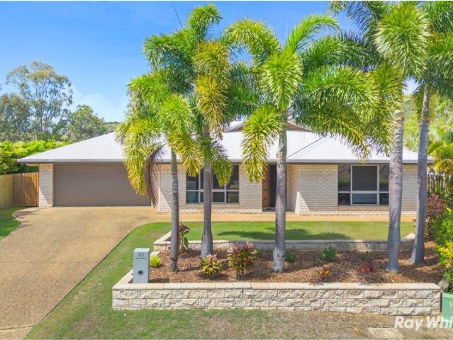 MODERN FAMILY LIVING ON A HUGE 1,215M2 BLOCK!