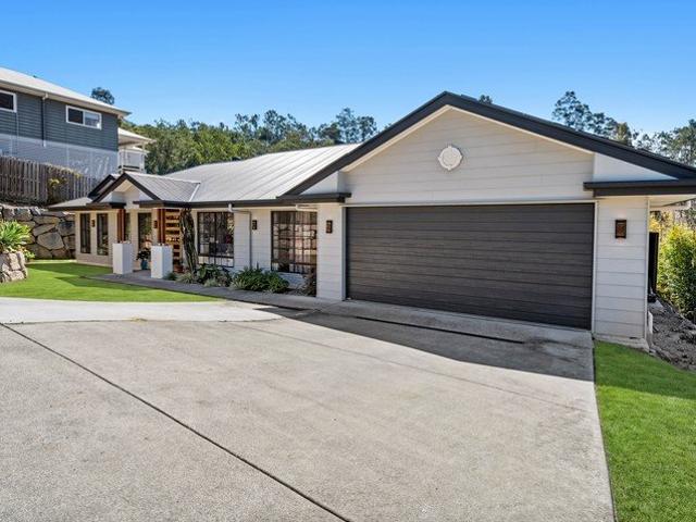 MODERN FAMILY LIVING ON A RARE 1,007M² BLOCK