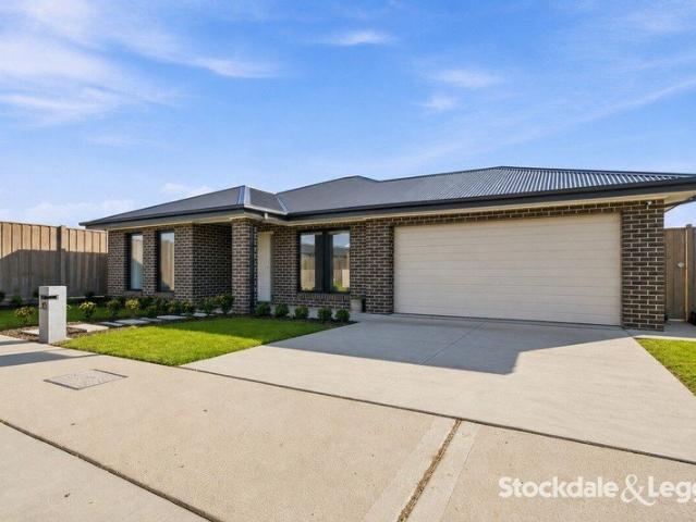 Modern Family Living on an Exceptional 1,107m² Allotment