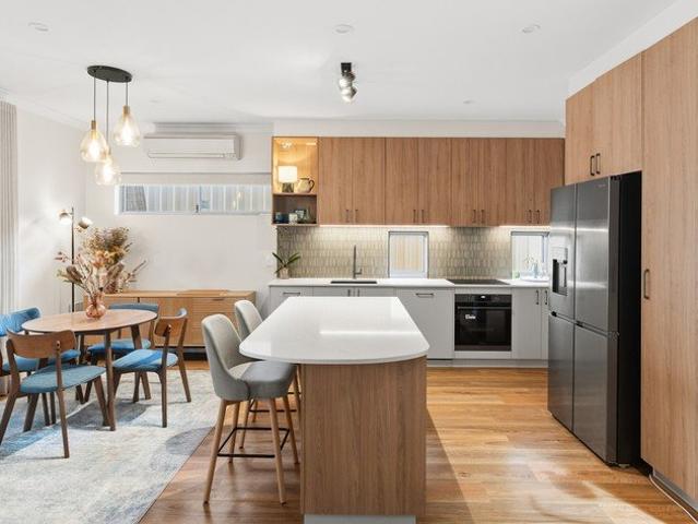 Modern Family Living Opposite Flora Reserve