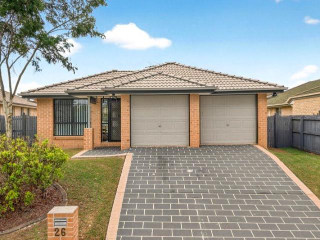 SWEEPING PARKLAND VIEWS ACROSS A FAMILY FRIENDLY RESERVE & LAKE.