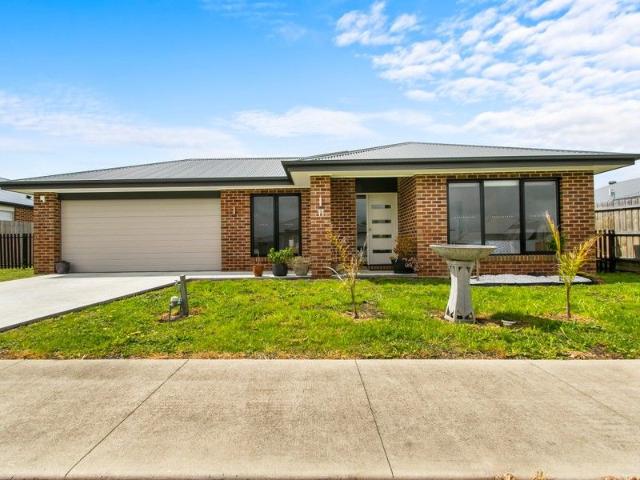 MODERN FAMILY LIVING OR A PRIME INVESTMENT OPPORTUNITY!