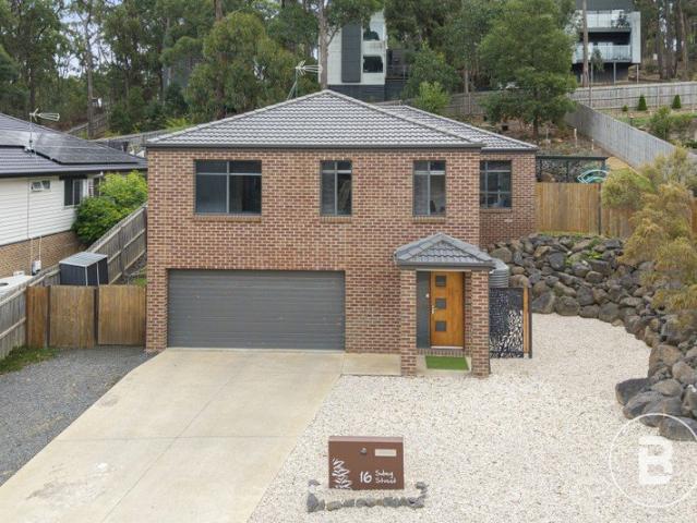 MODERN FAMILY LIVING SURROUNDED BY TRANQUIL BUSHLAND