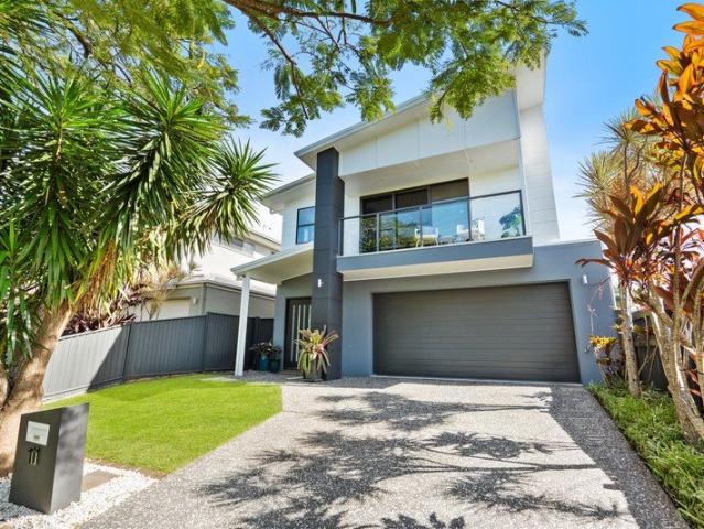 MODERN FAMILY RESIDENCE WITH A POOL IN CENTRAL WELLINGTON POINT!