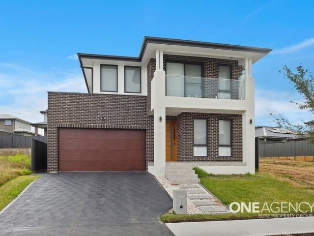 MODERN FAMILY SANCTUARY IN HIGHLY SOUGHT AFTER HUNTLEY
