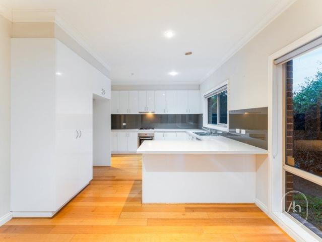 Modern Family Townhouse in the Heart of Glen Waverley