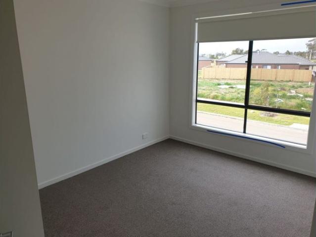 Modern Family Townhouse in Truganina | 3 Bedrooms + 2 Study Nooks!