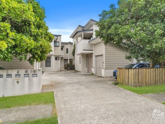 Modern Family Townhouse in a Prime Rocklea Location UNDER APPLICATION!