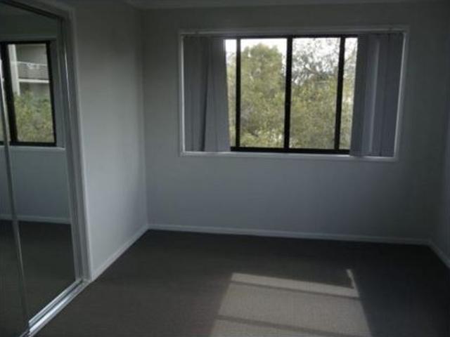 Modern Family Townhouse in a Prime Rocklea Location