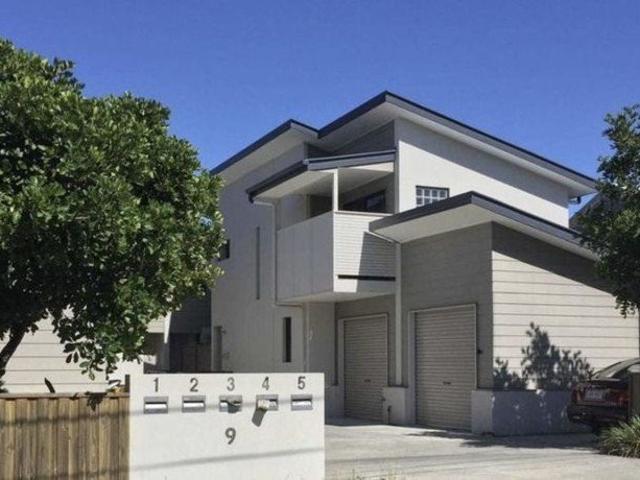 Modern Family Townhouse in a Prime Rocklea Location