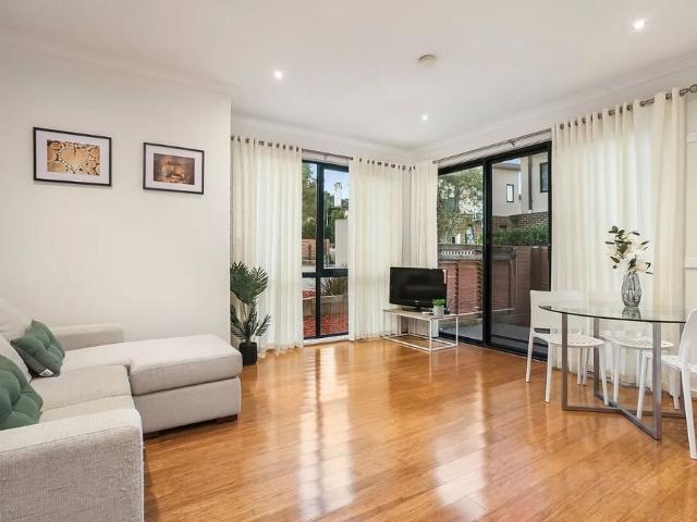 Modern Family Townhouse in Prime Deakin University Precinct