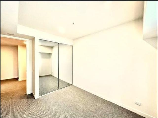 Modern Family Townhouse Opposite Keysborough South Shopping Centre