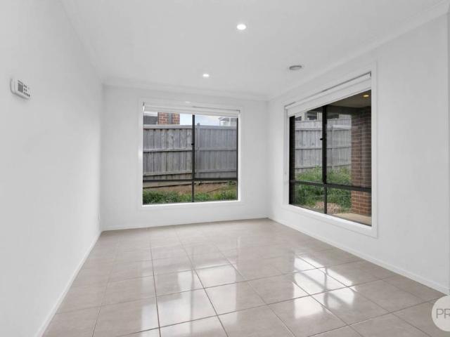 MODERN FAMILY WITHIN WALKING DISTANCE TO DELACOMBE TOWN CENTRE