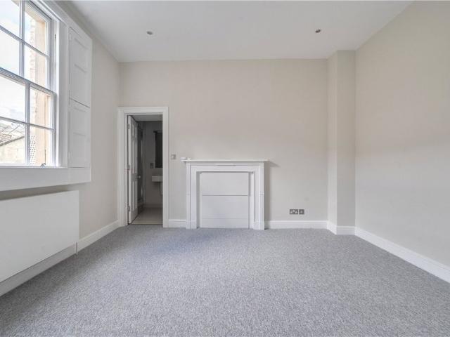 Modern first floor apartment offering three bedrooms, unfurnished. Bright and stylish interiors create a cosy, homely atmosphere. Perfectly suited for comfortable living with contemporary finishes throughout. Conveniently located right in the heart of the City Centre