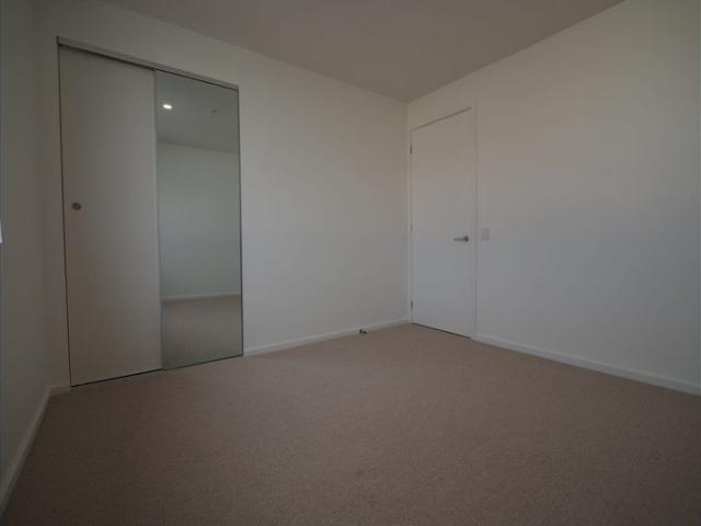 Modern First Floor Apartment Just 350 Metres from Altona Beach