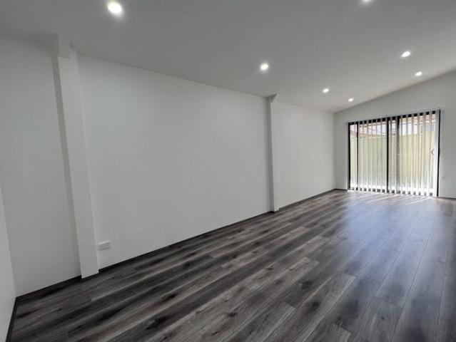 MODERN RESIDENCE WITH PRIVATE ACCESS AND YARD
