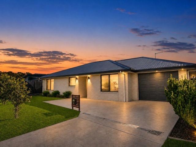 Modern Freestanding Villa Walk to the Beach