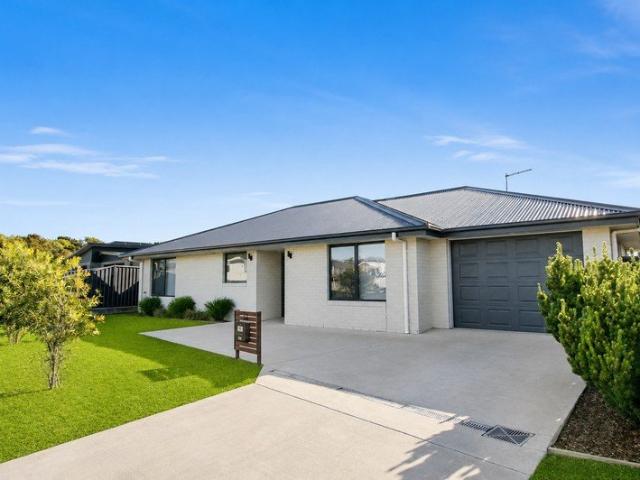 Modern Freestanding Villa Walk to the Beach