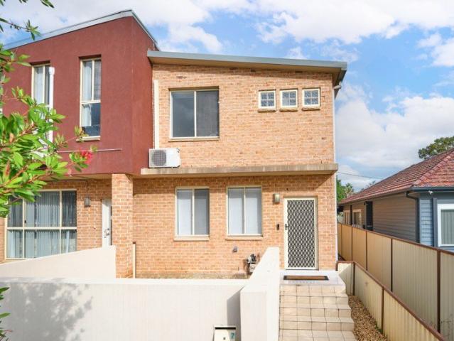 MODERN FULL BRICK TOWNHOUSE IN A PRIME CENTRAL LOCATION