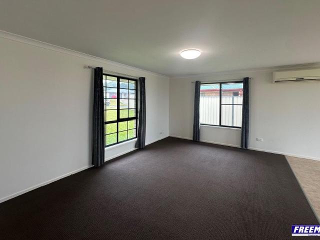 Modern Fully Fenced 4 bedroom Home