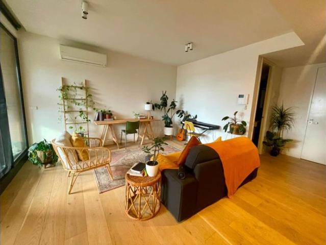 Modern fully furnished one bed apartment with carpark