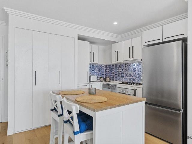 MODERN FULLY FURNISHED ONE BEDROOM APARTMENT HEART OF PALM BEACH!