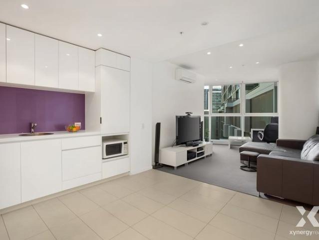 Modern Fully Furnished One Bedroom Apartment in Docklands!