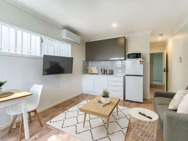 MODERN, FULLY FURNISHED, DESIGNER APARTMENT IN WYNNUM