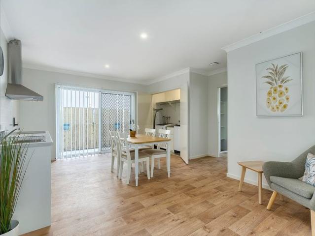 MODERN, FULLY FURNISHED, DESIGNER APARTMENT IN WYNNUM
